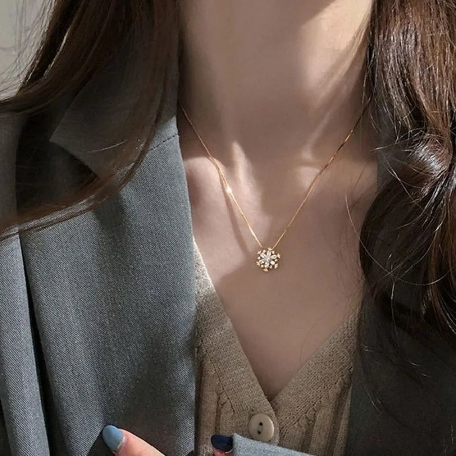 Exquisite Zircon Snowflake Women Pendant Necklace Fashion Beautiful Heart Clavicle Chain Wedding Girlfriend Jewelry Gift Choker